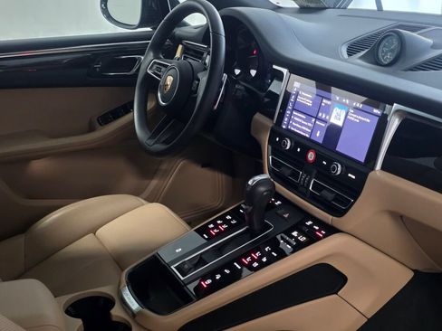 Certified 2025 Porsche Macan AWD/4WD image 27