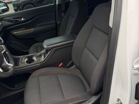 Used 2022 GMC Acadia SLE w/ Driver Convenience Package image 17