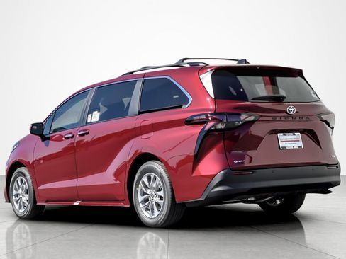 New 2026 Toyota Sienna XLE image 3