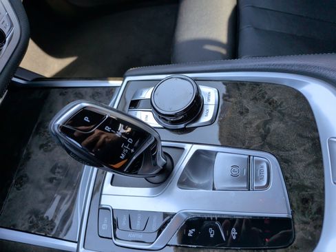 Used 2017 BMW 740i image 18