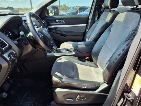 Used 2017 Ford Explorer XLT w/ Equipment Group 202A image 6
