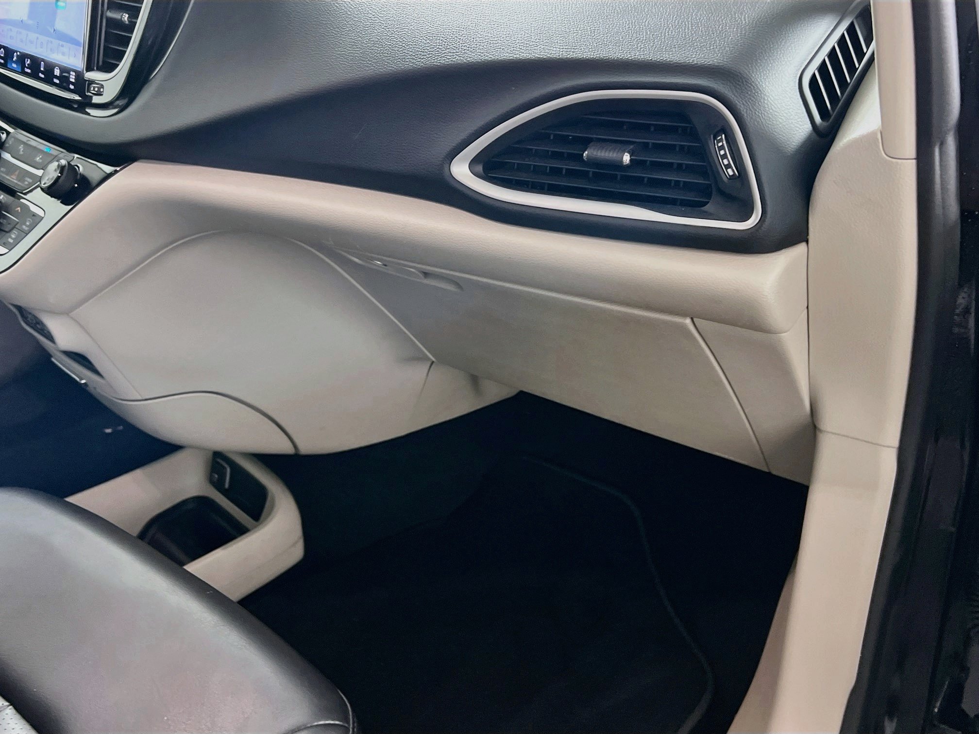 Used 2023 Chrysler Pacifica Touring-L FWD image 34