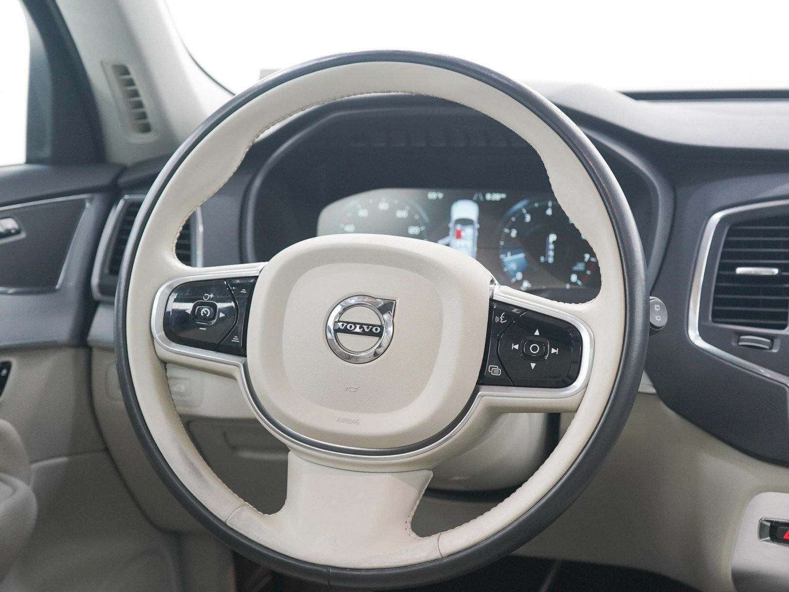 Used 2018 Volvo XC90 T6 Momentum w/ Convenience Package AWD/4WD image 18