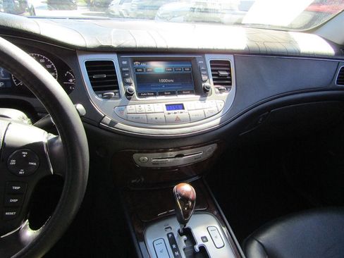 Used 2010 Hyundai Genesis 4.6 image 11