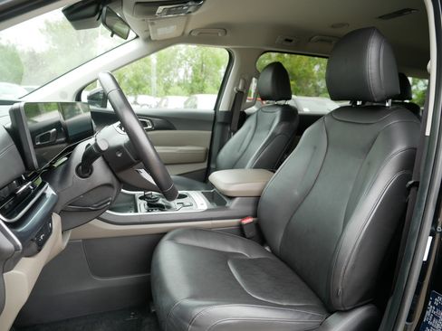 Used 2025 Kia Carnival FWD image 34