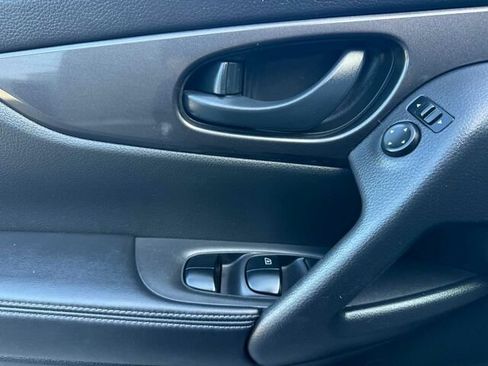 Used 2019 Nissan Rogue S FWD image 11