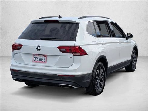 Used 2018 Volkswagen Tiguan SE w/ Panoramic Sunroof Package image 5