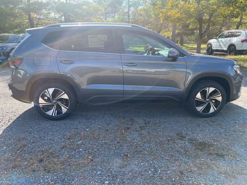 New 2025 Volkswagen Taos SE image 4