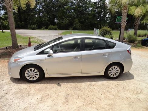 Used 2014 Toyota Prius Plug-In Hybrid image 4