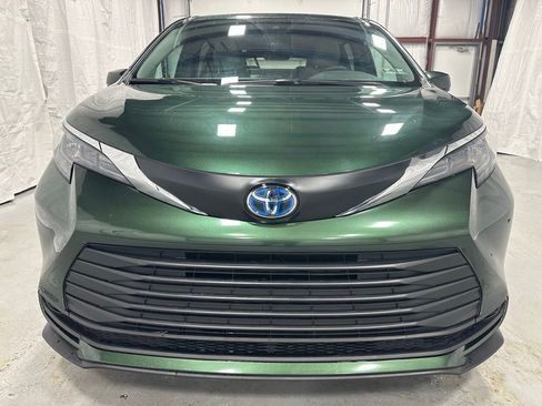 Used 2025 Toyota Sienna LE image 2
