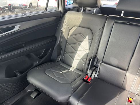 Used 2025 Volkswagen Atlas Cross Sport SE image 36