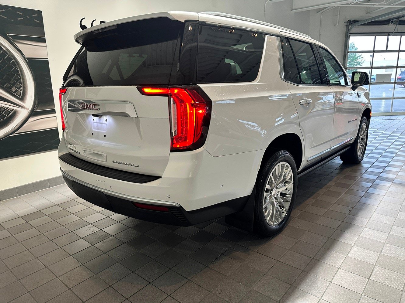 Used 2024 GMC Yukon Denali w/ Denali Reserve Package AWD/4WD image 4