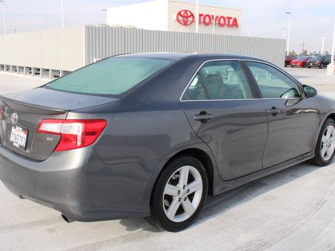 Used 2014 Toyota Camry SE image 3