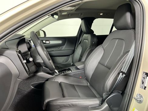 Certified 2025 Volvo XC40 B5 Plus w/ Protection Package Premier image 15