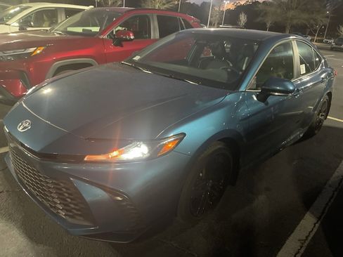 Used 2025 Toyota Camry SE image 9