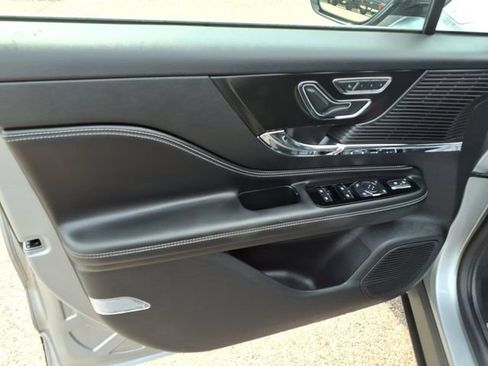 Used 2022 Lincoln Corsair AWD w/ Premium Package image 11
