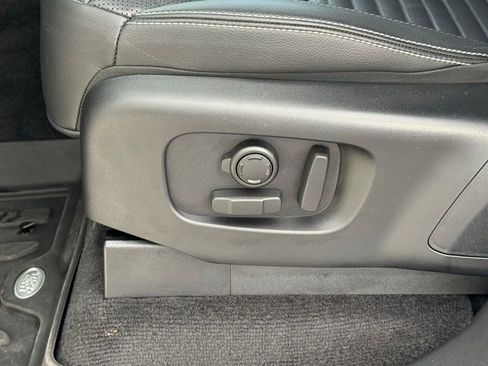 Certified 2025 Land Rover Discovery Dynamic SE image 12