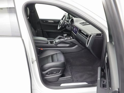 Used 2022 Porsche Cayenne Platinum Edition image 22