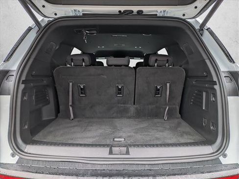 Used 2026 Chevrolet Traverse LT FWD image 7