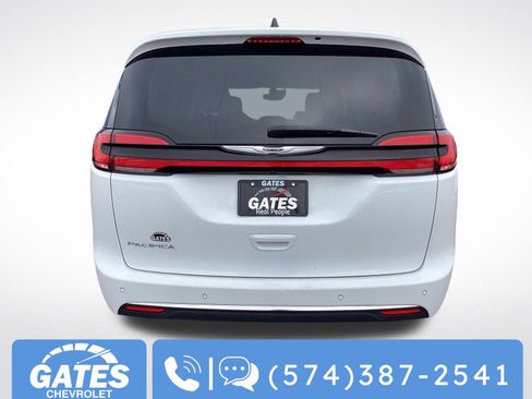 Used 2024 Chrysler Pacifica Touring-L image 9