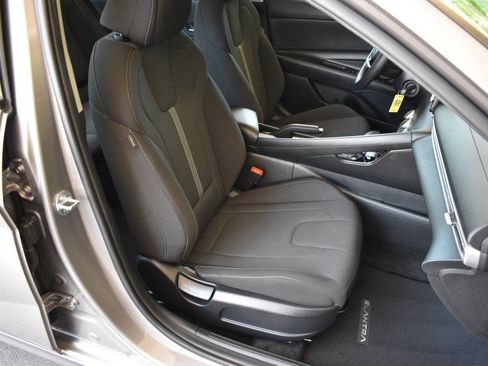 Used 2023 Hyundai Elantra SE FWD image 18