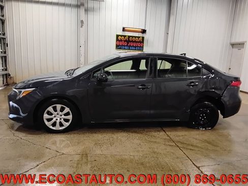 Used 2025 Toyota Corolla LE image 2