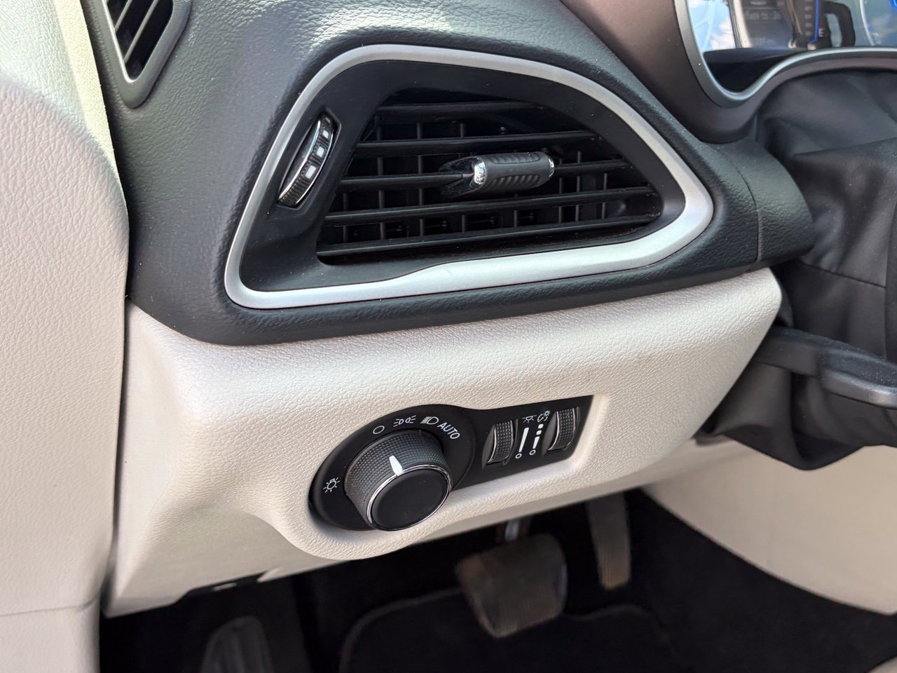 Used 2023 Chrysler Voyager LX FWD image 7