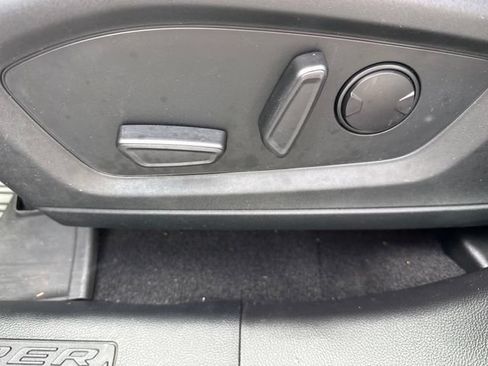 Used 2020 Ford Explorer XLT w/ Equipment Group 202A AWD/4WD image 30