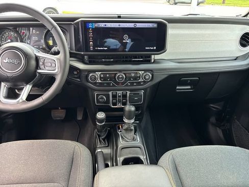 Used 2025 Jeep Wrangler Unlimited Sahara w/ Safety Group AWD/4WD image 11