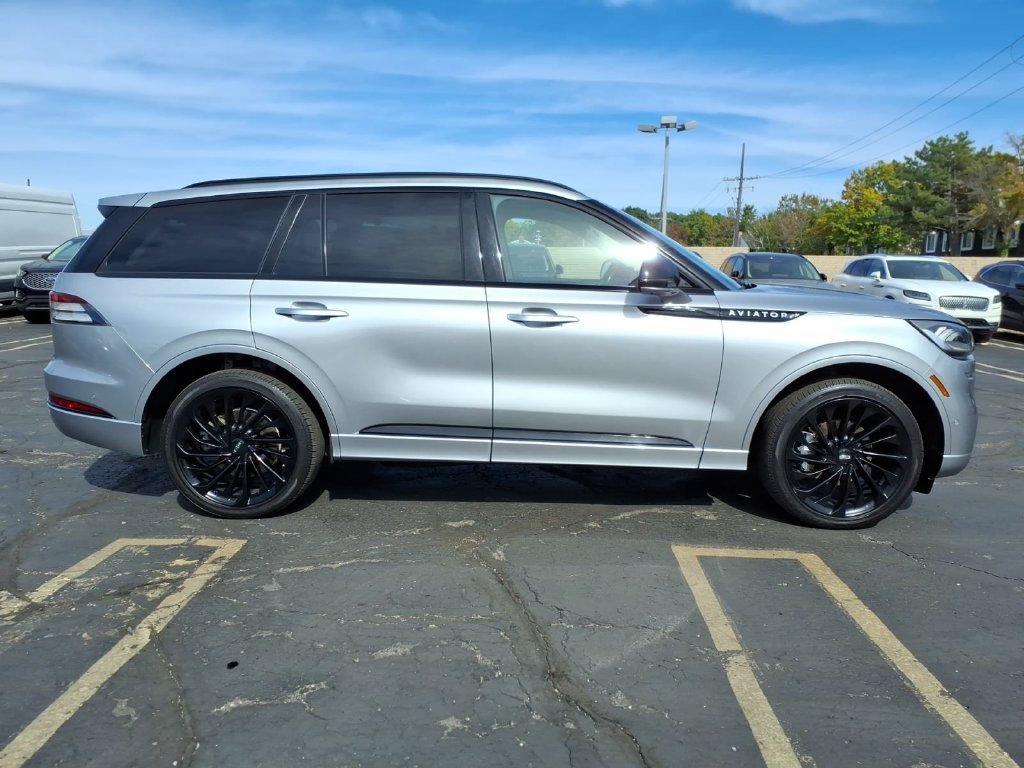 Used 2023 Lincoln Aviator Reserve w/ Equipment Group 201A AWD/4WD image 8