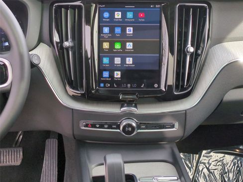 Used 2025 Volvo XC60 B5 Plus image 13