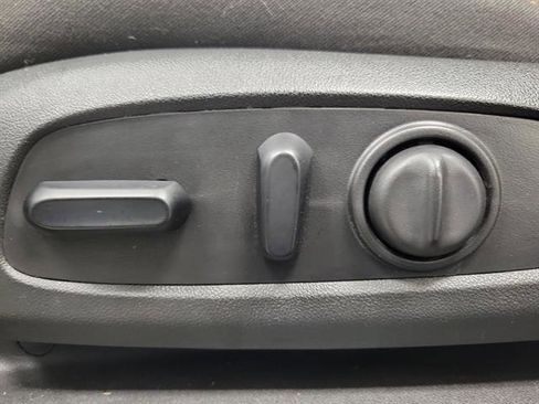 Used 2021 Chevrolet Equinox LT w/ Driver Convenience Package image 18