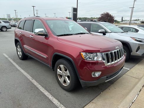 Used 2013 Jeep Grand Cherokee Limited w/ Mopar Chrome Edition Group image 2