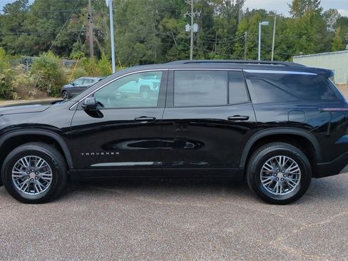 Used 2025 Chevrolet Traverse LT image 8
