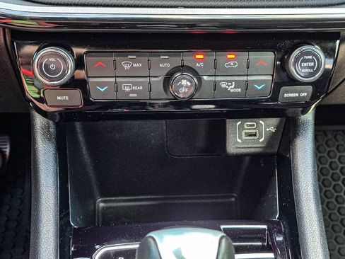 Used 2025 Jeep Compass Trailhawk AWD/4WD image 19