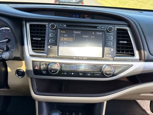 Used 2019 Toyota Highlander XLE AWD/4WD image 27
