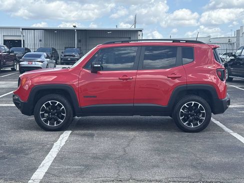 Used 2023 Jeep Renegade Latitude w/ Sun/Sound Group AWD/4WD image 8