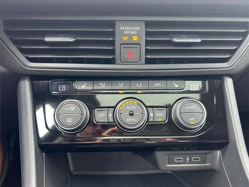 Certified 2023 Volkswagen Jetta SE w/ Panoramic Sunroof Package FWD image 16
