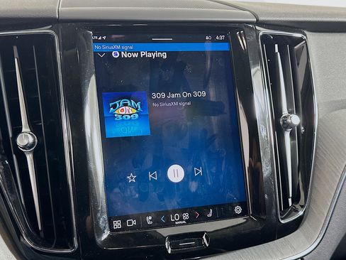 Used 2025 Volvo XC60 B5 Plus image 21