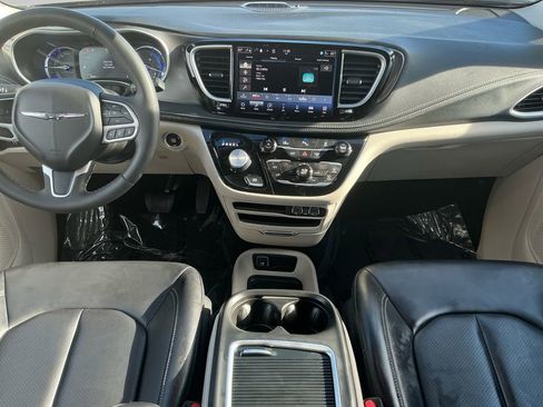 Used 2024 Chrysler Pacifica Select image 10