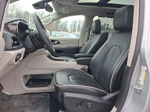 Used 2023 Chrysler Pacifica Limited w/ Uconnect Theater Family Group image 13