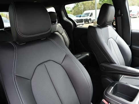 New 2026 Chrysler Pacifica Select image 26