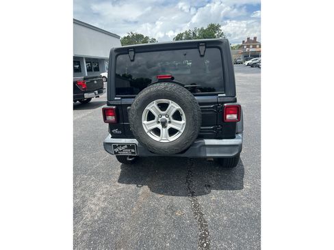 Used 2018 Jeep Wrangler Unlimited Sport S AWD/4WD image 3