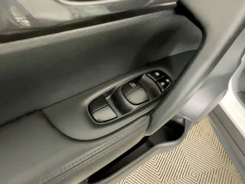 Used 2020 Nissan Rogue S FWD image 18