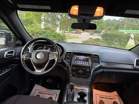 Used 2018 Jeep Grand Cherokee Laredo RWD image 10