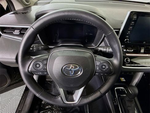 Certified 2022 Toyota Corolla Cross XLE image 20