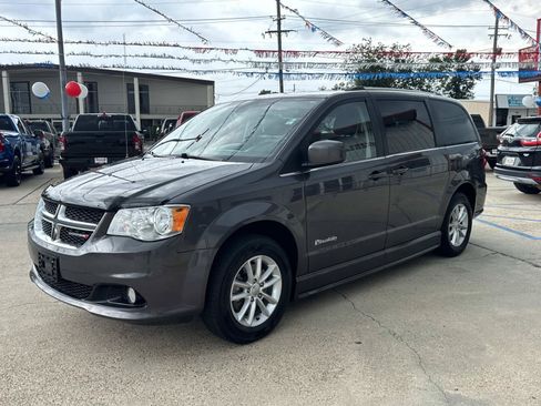 Used 2019 Dodge Grand Caravan SXT FWD image 4