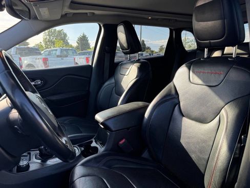 Used 2019 Jeep Cherokee Trailhawk AWD/4WD image 10