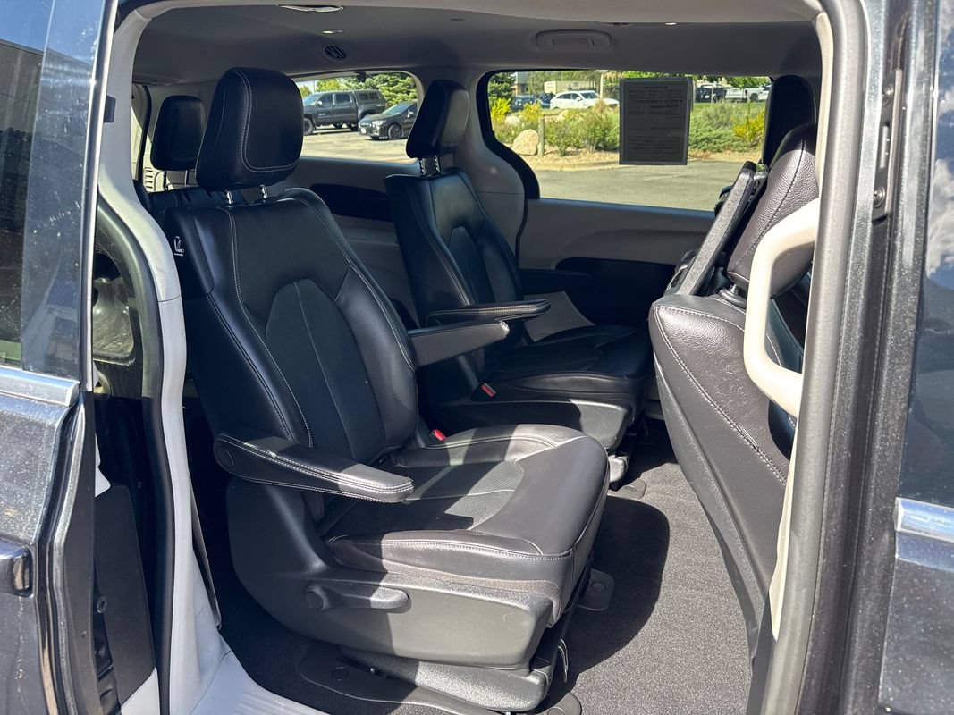 Used 2022 Chrysler Pacifica Touring-L w/ Uconnect Theater Family Group FWD image 19