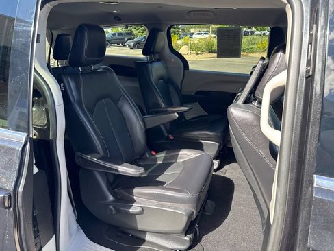 Used 2022 Chrysler Pacifica Touring-L w/ Uconnect Theater Family Group FWD image 19